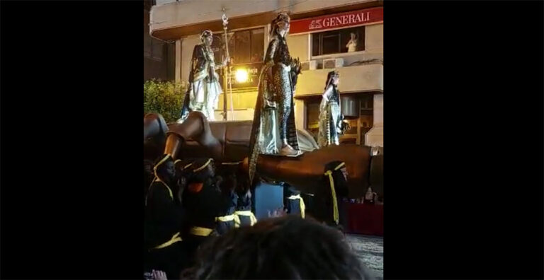 Moros y Cristianos: Hvit maurer-konge båret av 48 svarte