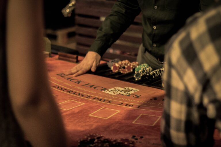 Blackjack i nettcasinoer og spillets grunnleggende regler – ekspertuttalelse fra Online Casino Lolajack