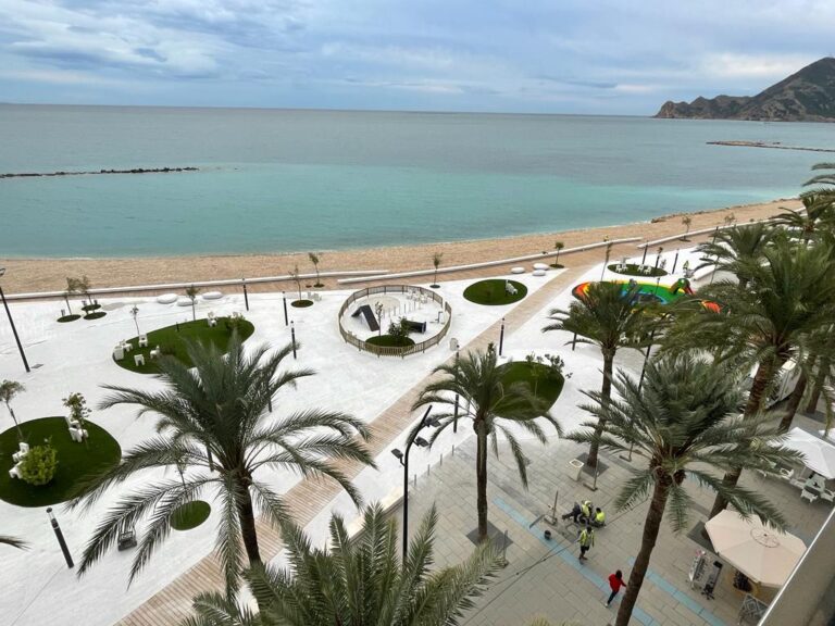 Utvider stranden i Altea