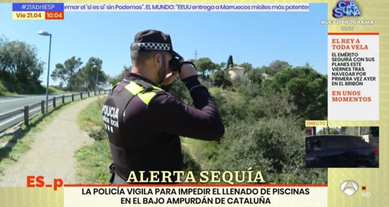 Politiet passer på at ingen fyller på bassenget