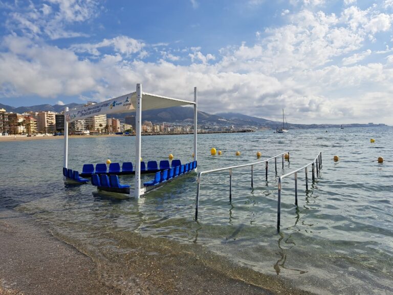 Bade-plattform gjør det enklere for eldre å bade i Fuengirola