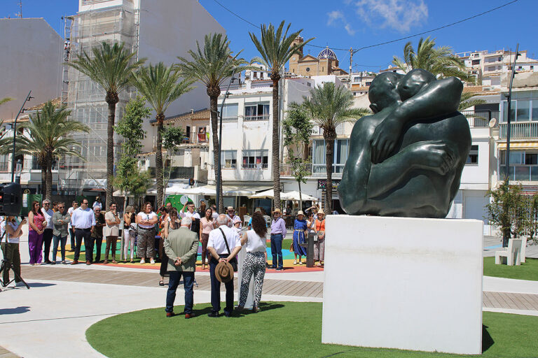 Klem-skulptur på strandpromenaden i Altea