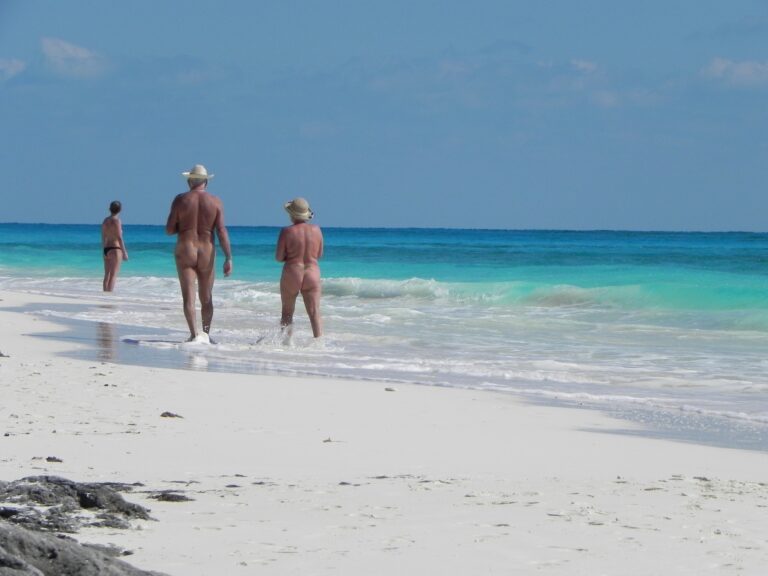 Tre nudiststrender på Mallorca