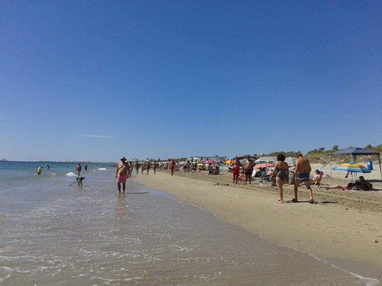 Stenger stranden pga kloakk i vannet