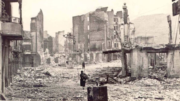 Guernica etter å ha blitt bombet av tyske fly under den spanske borgerkrigen.