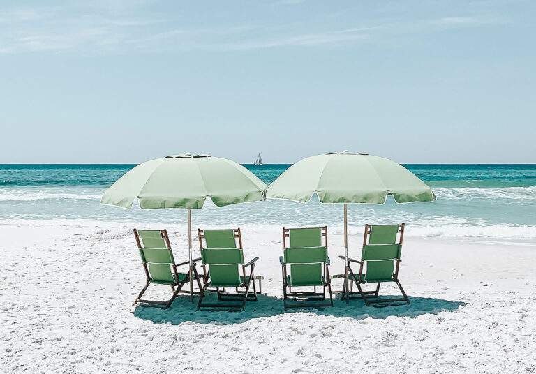 &laquo;Forlatte&raquo; parasoller og strandstoler skal fjernes