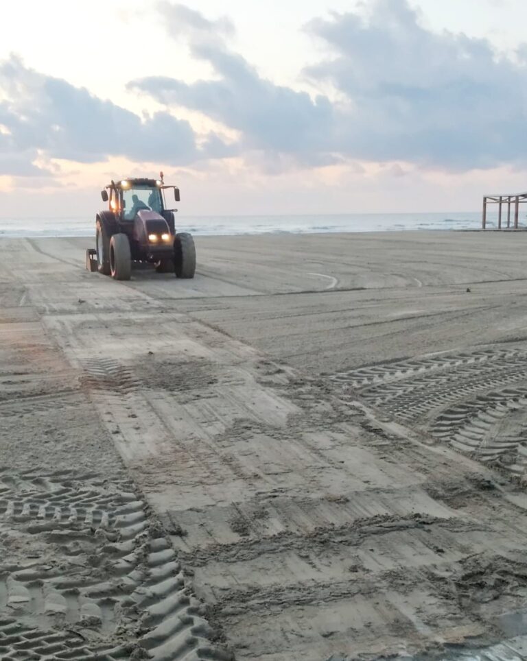 Rydder opp etter uværet på Orihuela Costa