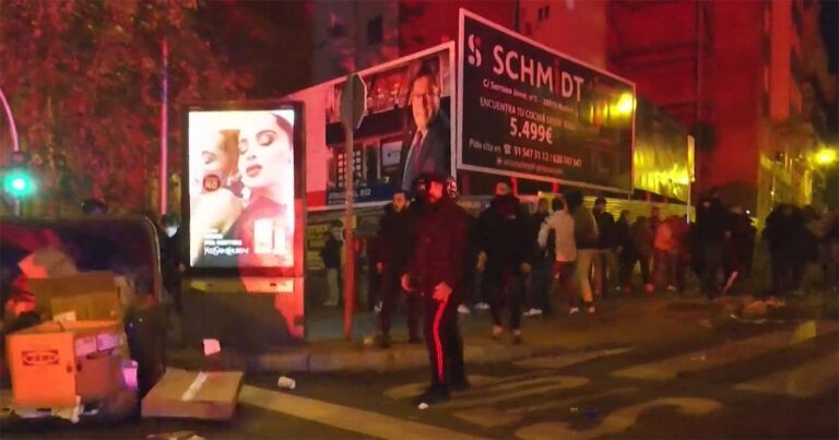 Demonstranter raser mot PSOEs avtale med katalanske separatister