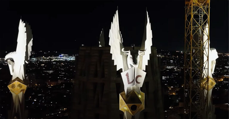 Barcelona: Lys-show markerer at Sagara Familia ferdigstilles