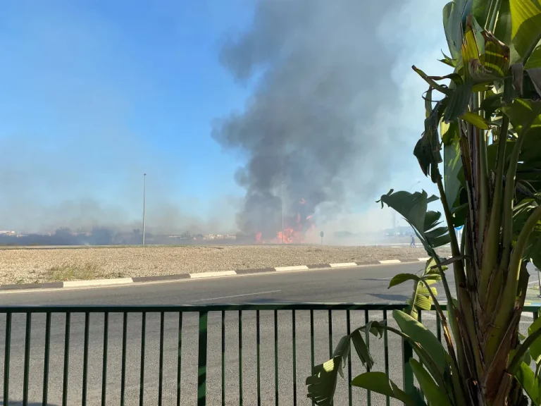 Kratt-brann ved innkjøringen til Orihuela