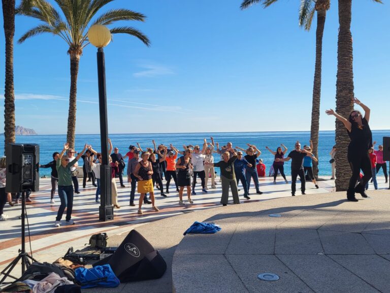 Blir med å danse på Albir-stranden