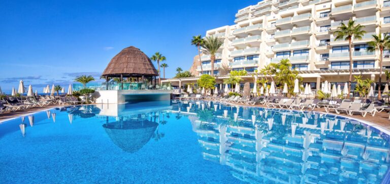 Benidorm: Kalte kollegaen «dverg», dømt for hatkriminalitet