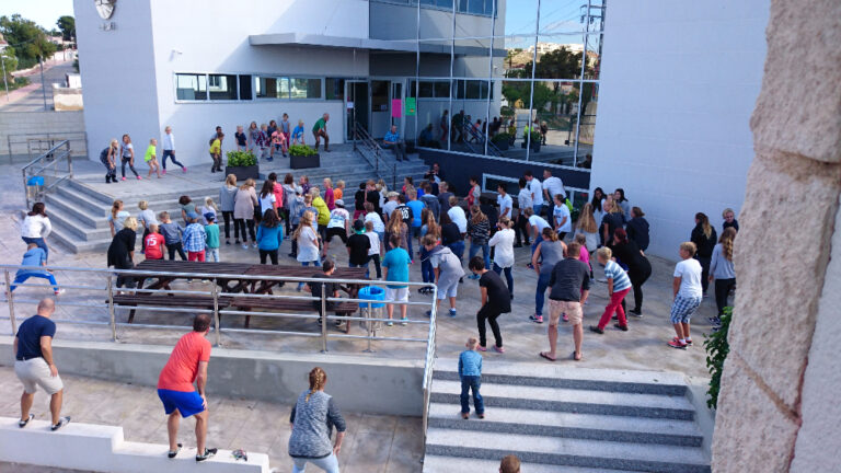 Vil ha politifolk inn i skolegården