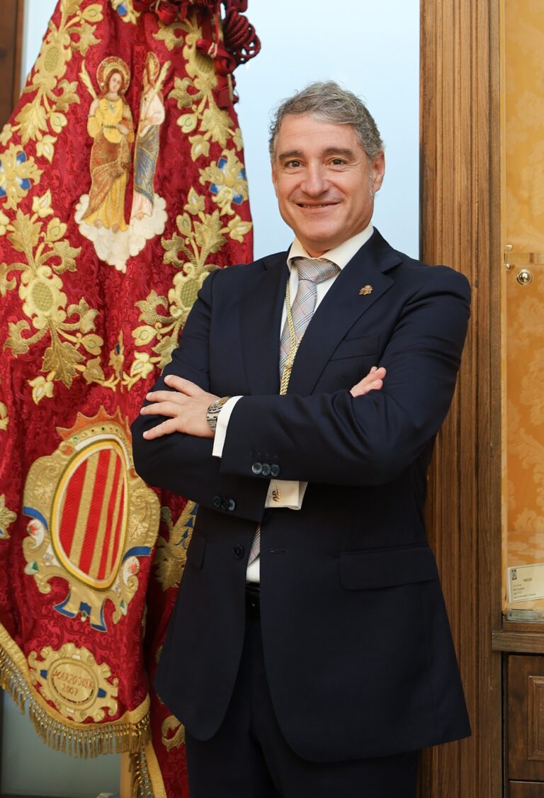 Krever ordførerens avgang etter korrupsjonstiltale