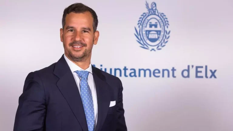 Konservativ politiker innrømmer at han var full i kirka, nekter å ha hatt sex der