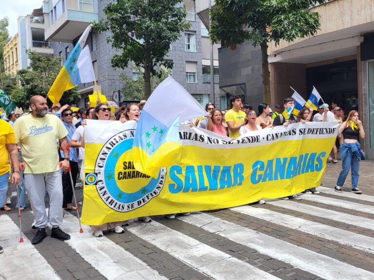 Tusenvis protesterer mot masseturisme på Kanariøyene