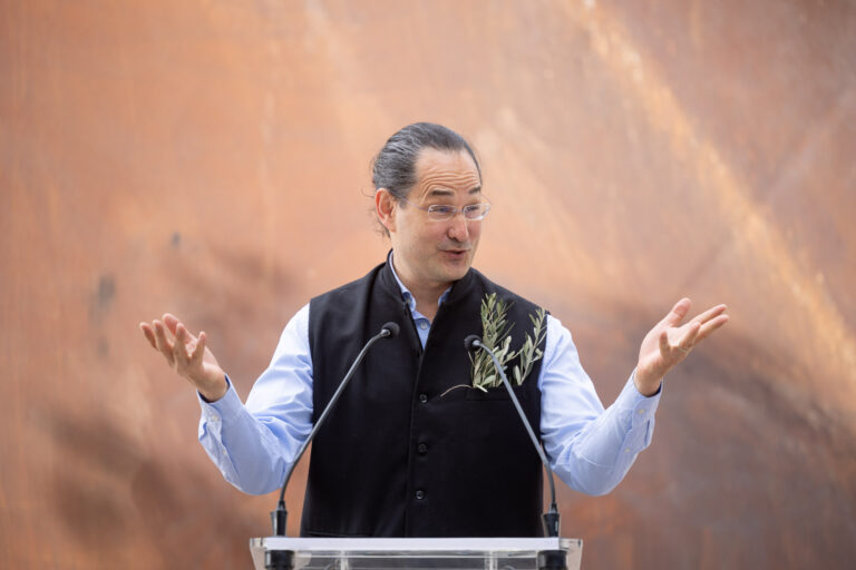 Minnestund for Galtung i Alfaz del Pis &laquo;Fredspark&raquo;