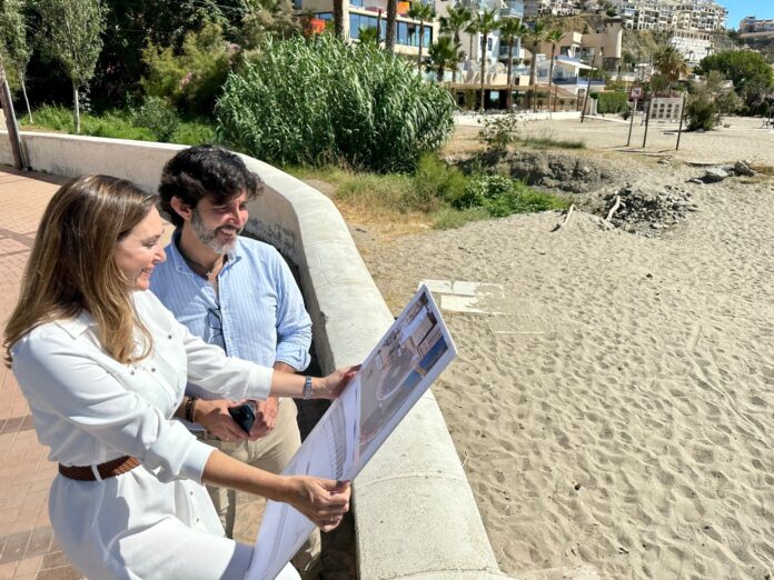 Arriaga-y-Martín-observan-el-plano-de-la-pasarela-de-la-Senda-Litoral-en-Carvajal