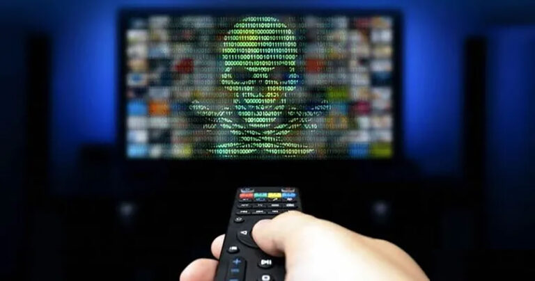 Åtte personer har blitt arrestert for å selge pirat-tv