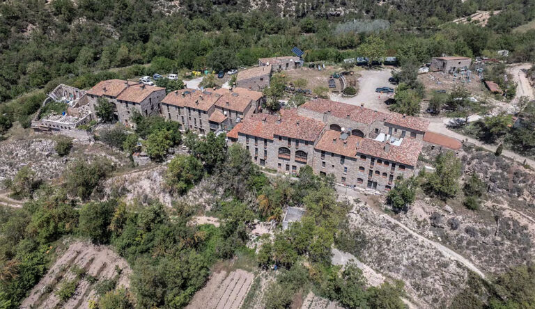 I denne landsbyen er klær forbudt