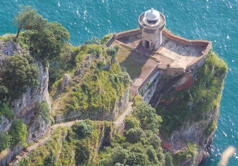 763 trappetrinn leder til det mest spektakulært beliggende fyrtårn i Spania