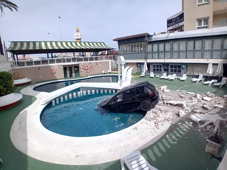 19-åring kjørte rett i barne-bassenget