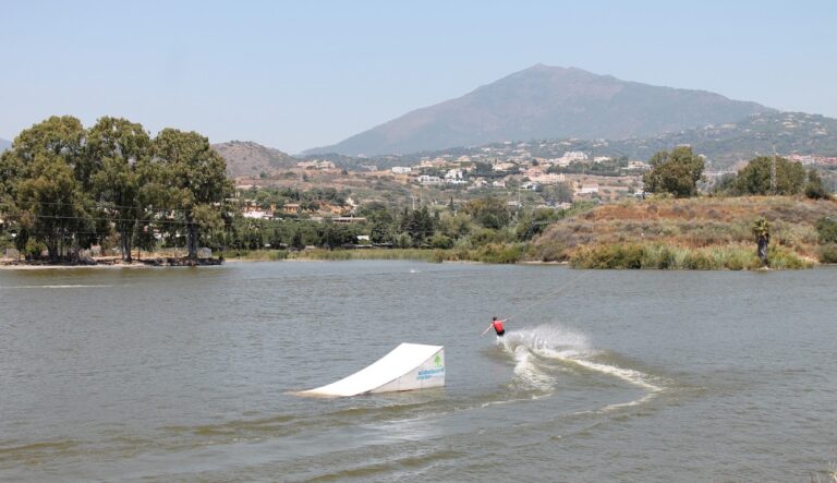 Tørke på solkysten: Kabel-ski stenger golfbanen får skylden