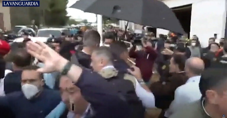 Kongen måtte flykte fra sinte innbyggere