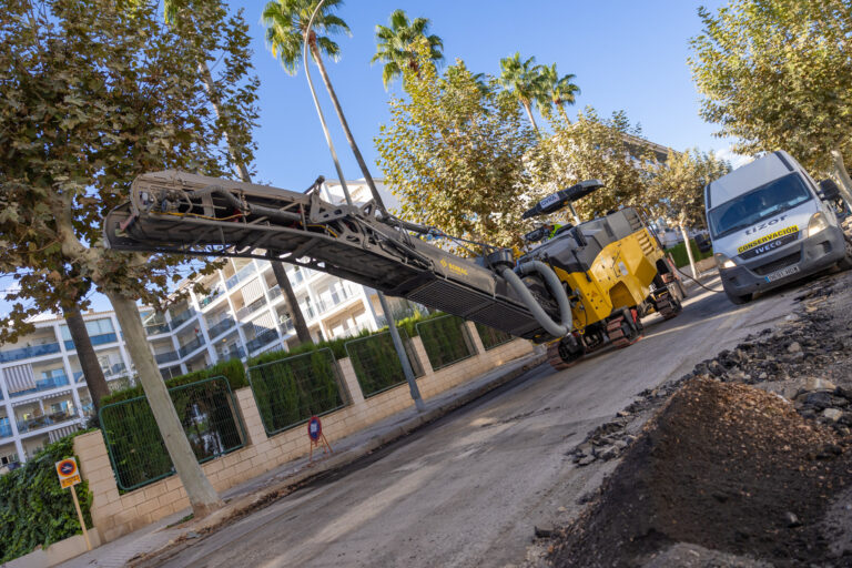 Asfalterer nedslitte veier i Albir