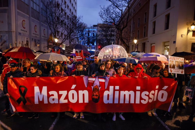 Tusener krever den regionale regjeringens avgang