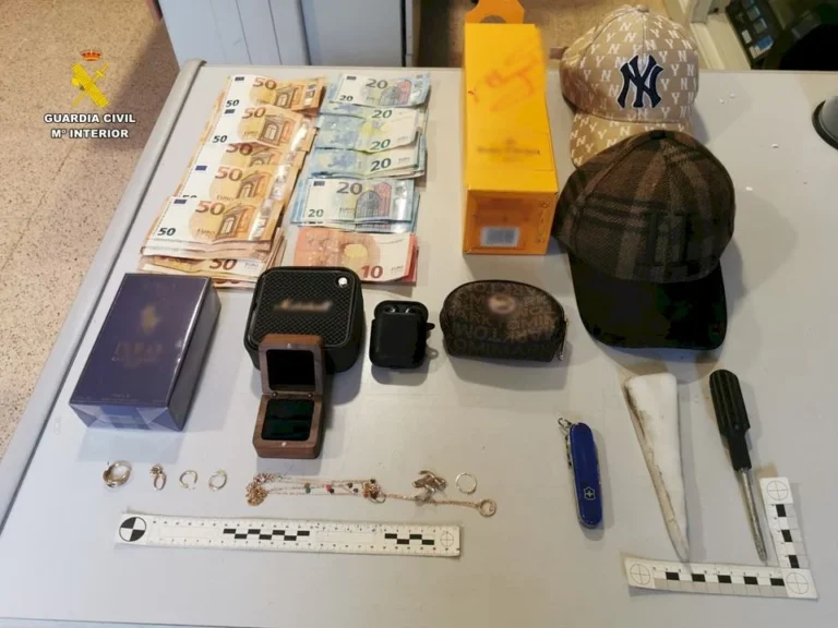 Advarer turister om innbrudd i biler parkert ved populære strender på Costa Blanca