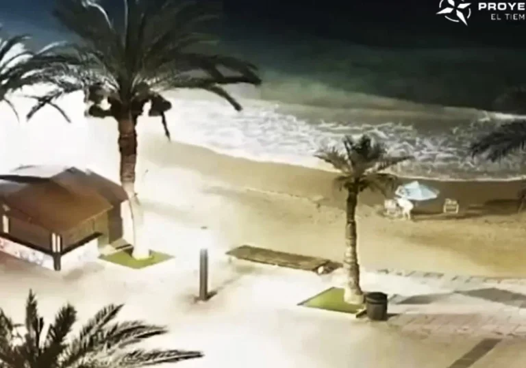 Torrevieja: Turist plantet parasoll og solstol på stranden 05.30 på morgenen