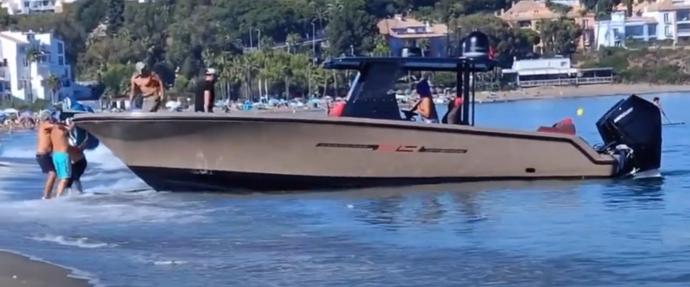 Dramatiske scener: Narkokurèr losser narkobåt på stranda – mens badegjester ser på