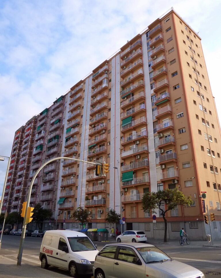 Barcelona: Kastet moren ut av vinduet i høyblokk