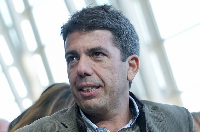 Valencias regionale president Carlos Mazón trekker seg