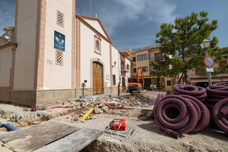 Pusser opp kirkeplassen i Alfaz del Pi