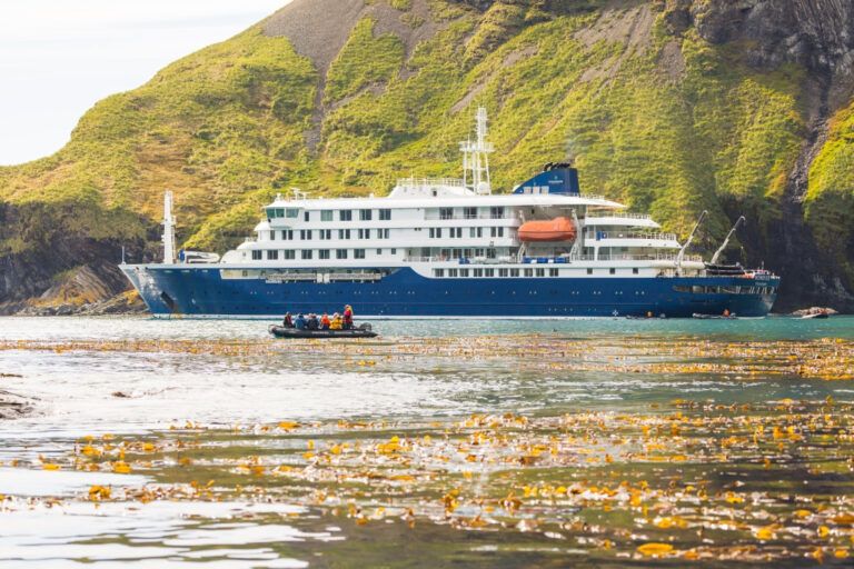 Passasjerer på smittet båt skal gå i land på Tenerife